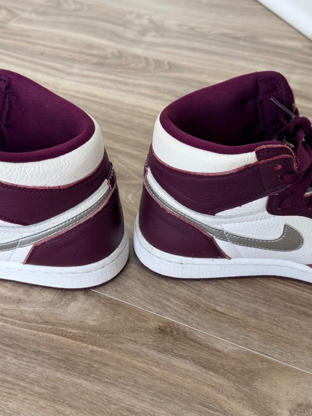 Air Jordan 1 Retro High OG ‘Bordeaux’ - Women’s Size 9 (VNDS) - Picture 3 of 3